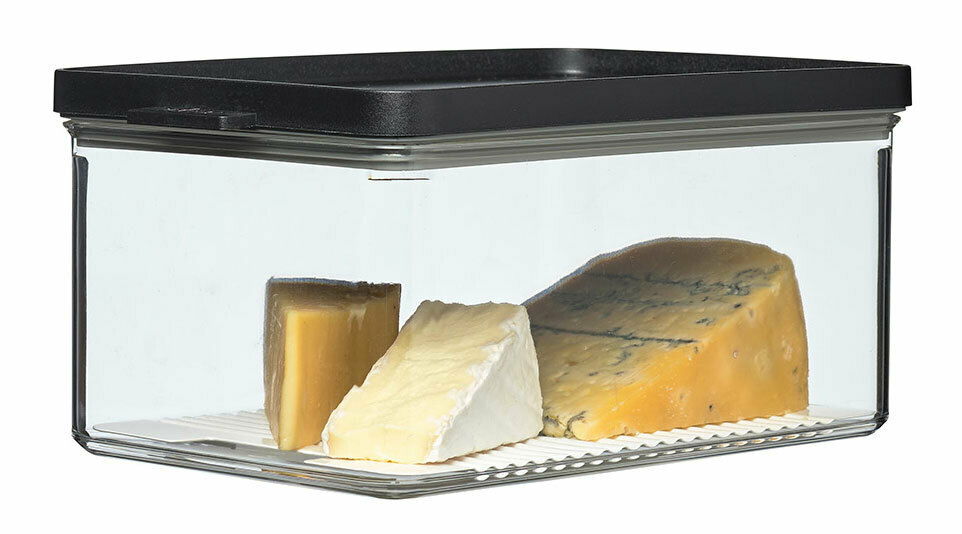 Mepal Kühlschrankdose 2000ml OMNIA Rechteckige Kühlschrankdose mit schwarzem Deckel, gefüllt mit verschiedenen Käsesorten, seitliche Perspektive