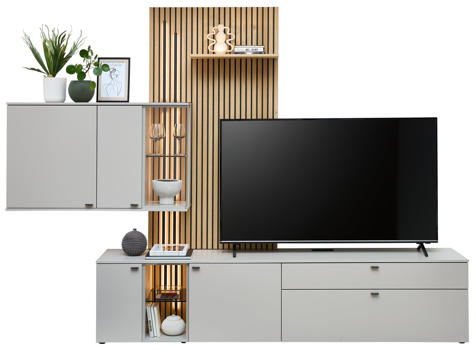 Moderne Wandkombination mit grauen Schränken, Holzpaneelen und integriertem Regal, frontal betrachtet.