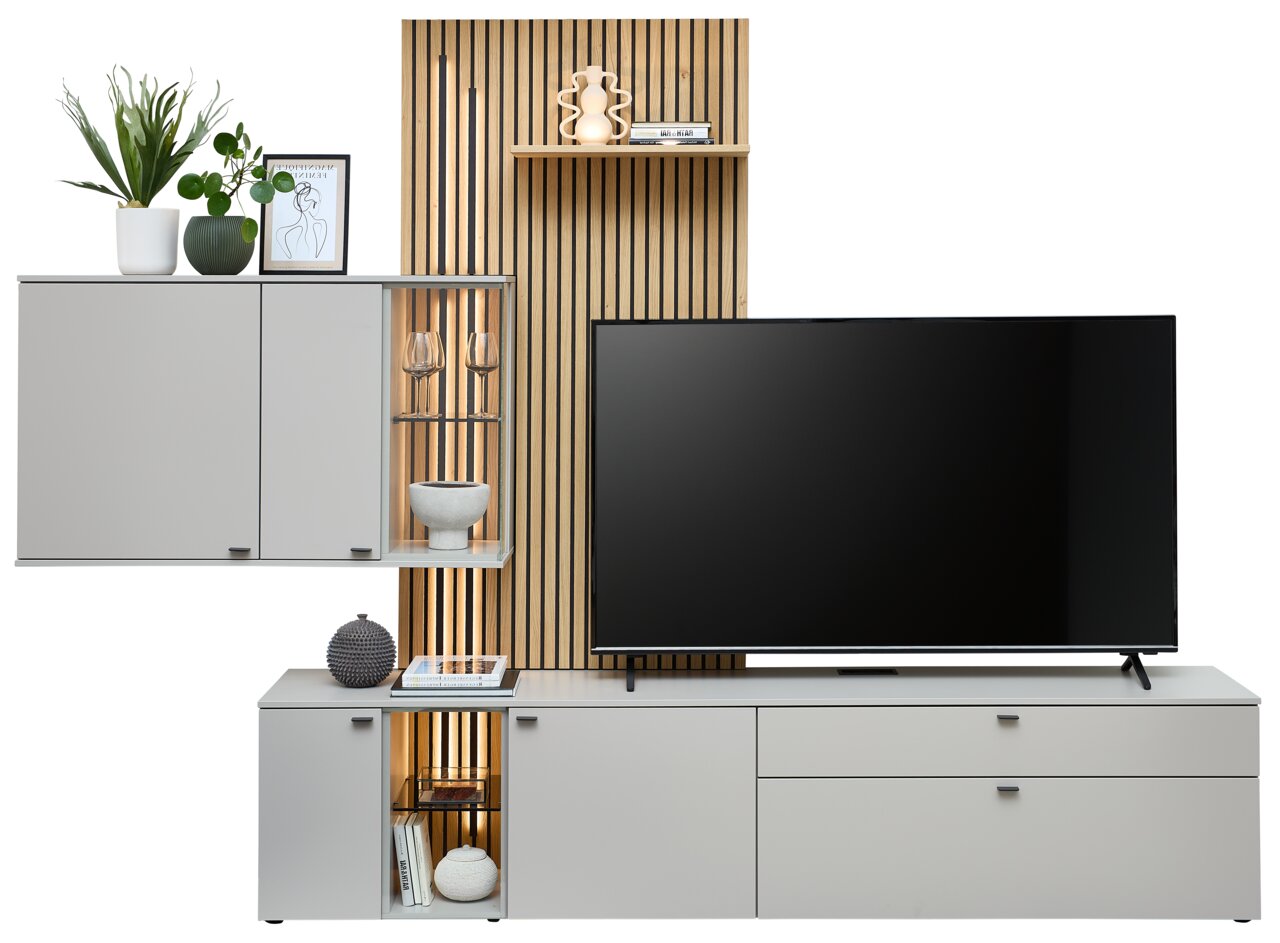 Moderne wandcombinatie met grijze kasten, houten panelen en een ingebouwde plank, gezien vanaf de voorkant.