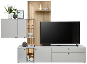 Moderne wandcombinatie met grijze kasten, houten panelen en een ingebouwde plank, gezien vanaf de voorkant.