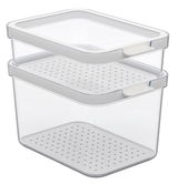 Zwei stapelbare, durchsichtige Kühlschrankorganizer mit perforierten Deckeln, seitliche Perspektive