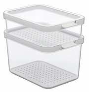 Zwei stapelbare, durchsichtige Kühlschrankorganizer mit perforierten Deckeln, seitliche Perspektive