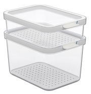 Zwei stapelbare, durchsichtige Kühlschrankorganizer mit perforierten Deckeln, seitliche Perspektive