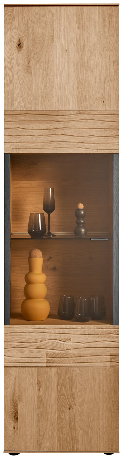 Houten wandmeubel met glazen inzetstuk, versierd met glazen en een vaas, vooraanzicht