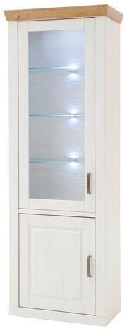 Hoher Vitrinenschrank in Weiß mit Holzoptik-Abdeckplatte, Glastür mit LED-Beleuchtung und Glasböden sowie unterer Schranktür und Metallgriffen, frontal leicht seitlich von rechts fotografiert