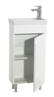 Weißer Bad-Waschtischunterschrank mit Waschbecken und Chrom-Armatur, Tür geöffnet mit Innenablagen, freistehend auf Metallfüßen, Ansicht schräg von vorne rechts.
