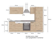 Küchenzeile in Holzoptik mit Herd, Spüle und Dunstabzugshaube, frontale Ansicht