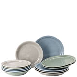 Vielseitiges 12-teiliges Tafelset in sanften Blau-, Grün- und Grautönen, aus der Frontalperspektive fotografiert.