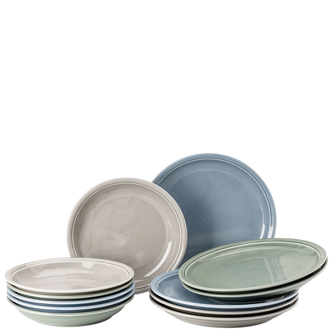 Vielseitiges 12-teiliges Tafelset in sanften Blau-, Grün- und Grautönen, aus der Frontalperspektive fotografiert.
