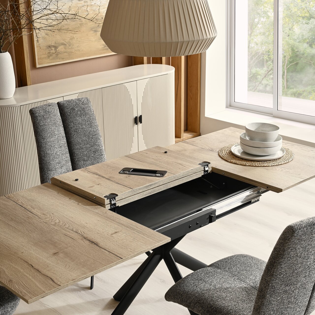 Eettafel met uitschuifbare functie in een moderne eetkamer, zijaanzicht