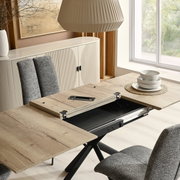 Eettafel met uitschuifbare functie in een moderne eetkamer, zijaanzicht