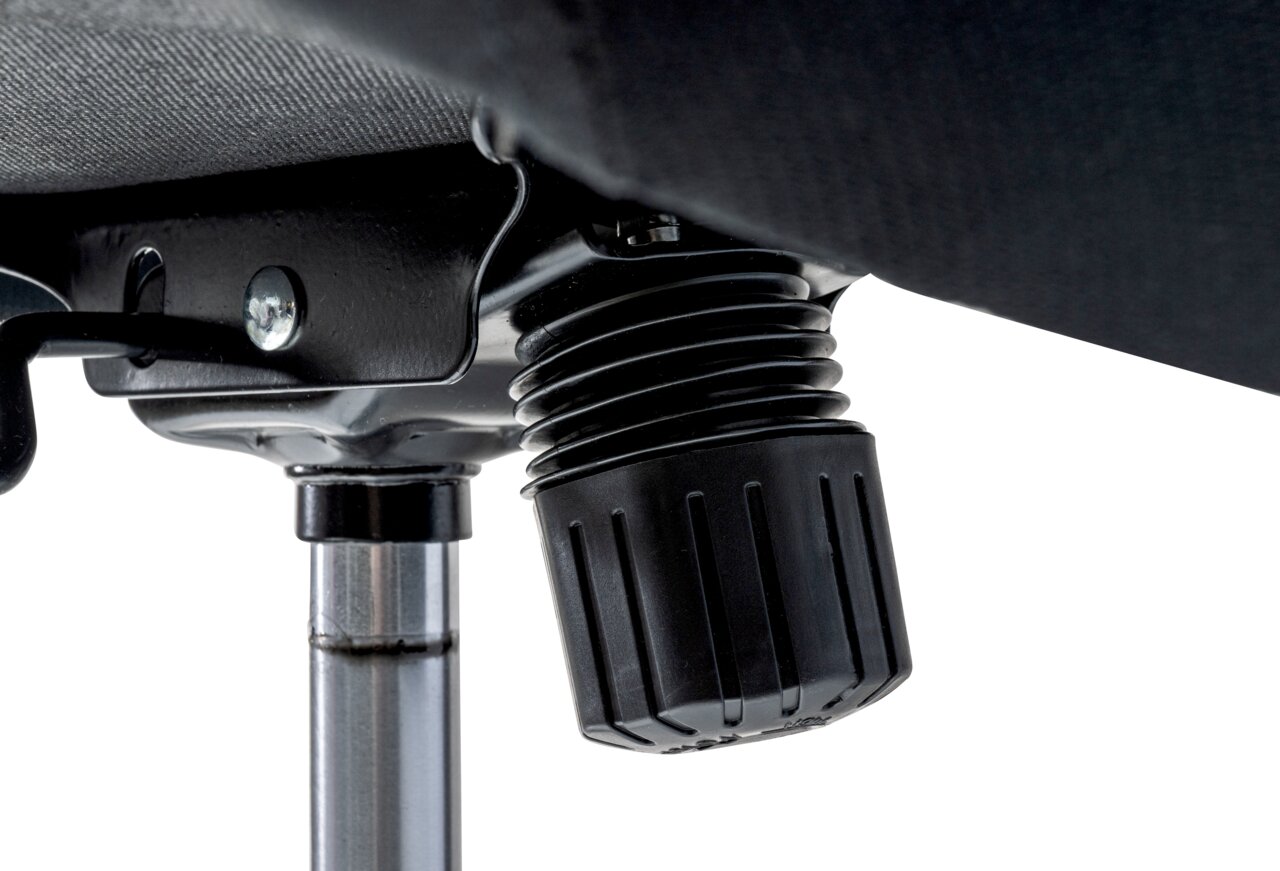 Nahaufnahme der Unterseite eines Drehstuhls mit Fokus auf die Höhenverstellung.
