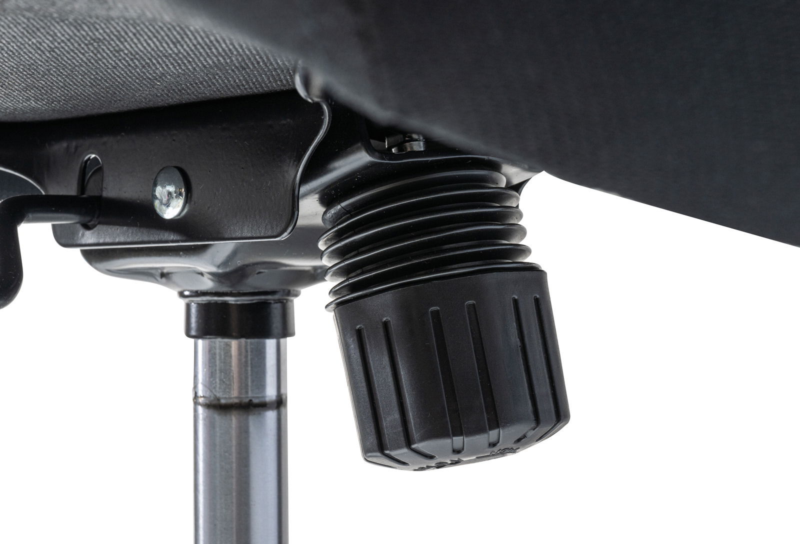 Nahaufnahme der Unterseite eines Drehstuhls mit Fokus auf die Höhenverstellung.