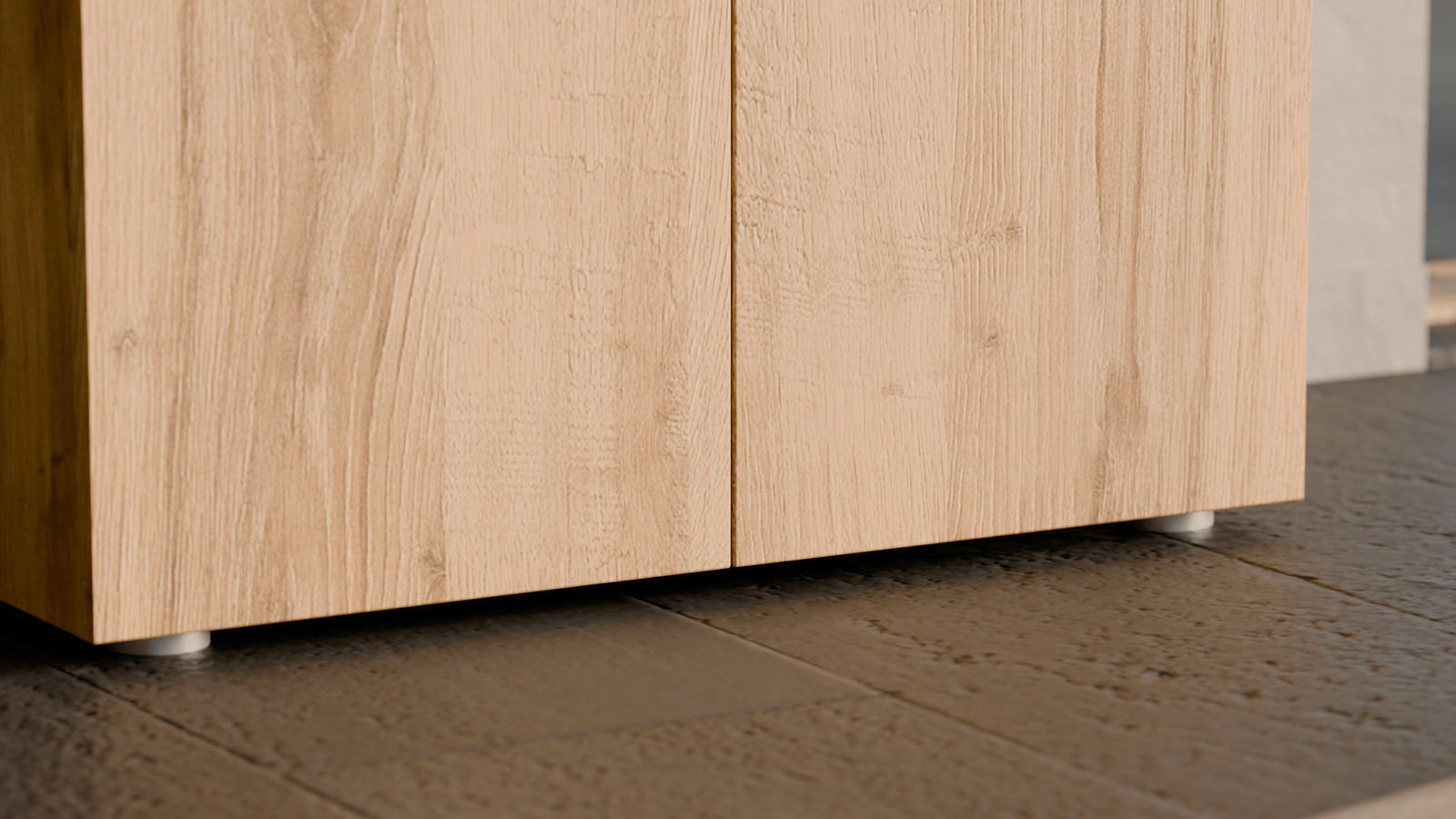 Nahaufnahme eines niedrigen Schuhschranks aus hellem Holz mit sichtbarer Holzmaserung, Perspektive von vorne.