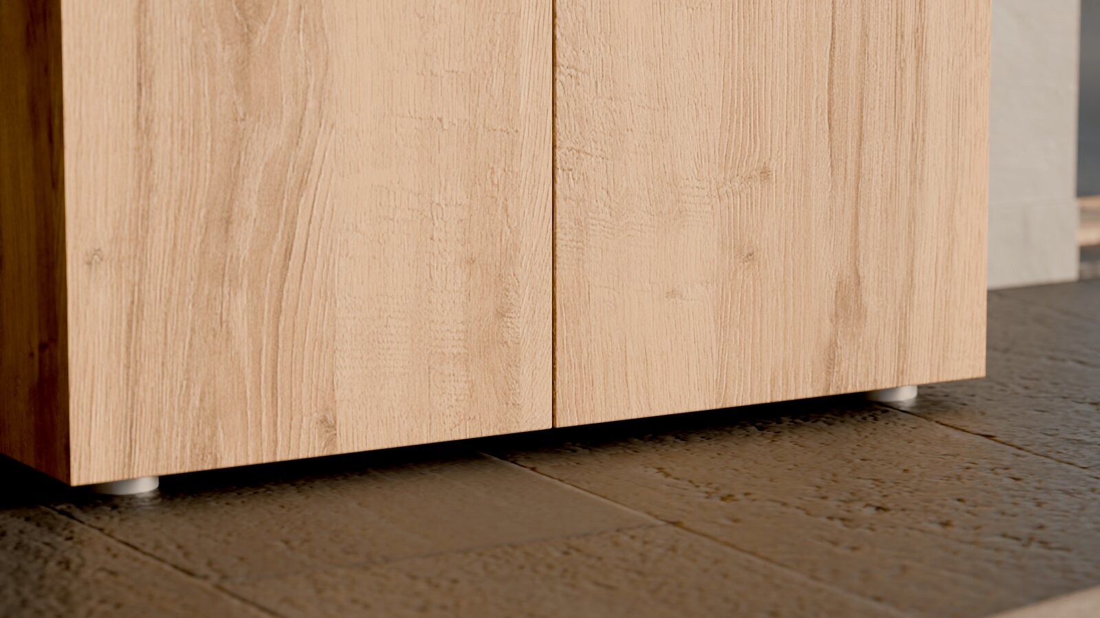 Nahaufnahme eines niedrigen Schuhschranks aus hellem Holz mit sichtbarer Holzmaserung, Perspektive von vorne.