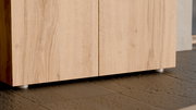 Nahaufnahme eines niedrigen Schuhschranks aus hellem Holz mit sichtbarer Holzmaserung, Perspektive von vorne.