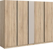 Großer Kleiderschrank in heller Eichenholz-Optik mit fünf Türen und mittiger Spiegeltür, freigestellt auf weißem Hintergrund, in leicht schräger Frontansicht von links.