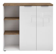 Vorderansicht eines niedrigen XL-Aktenschranks mit zwei weißen Türen und offenen Regalfächern auf der linken Seite, Holzoberfläche.