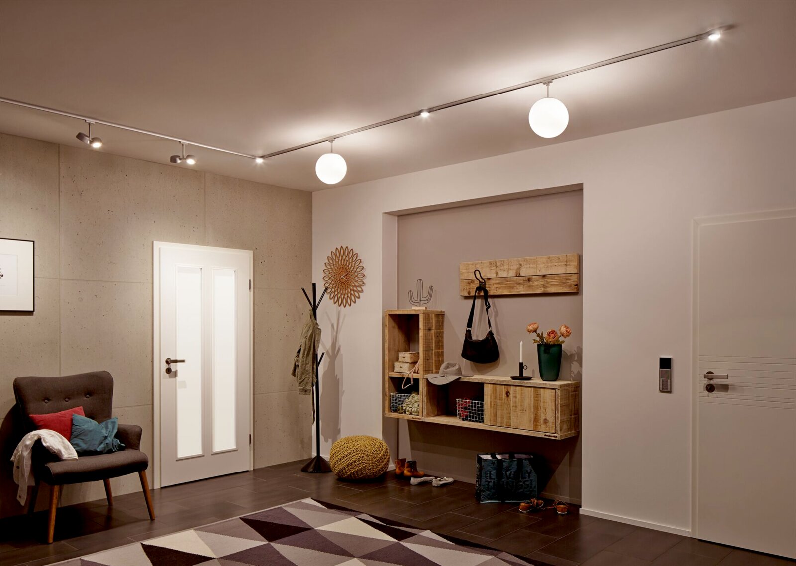 Woonkamer met moderne railspotverlichting, perspectief van onder naar boven.