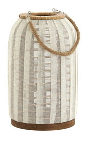 Windlicht aus hellem Stoff mit Holz- und Seilgriffen, seitliche Perspektive