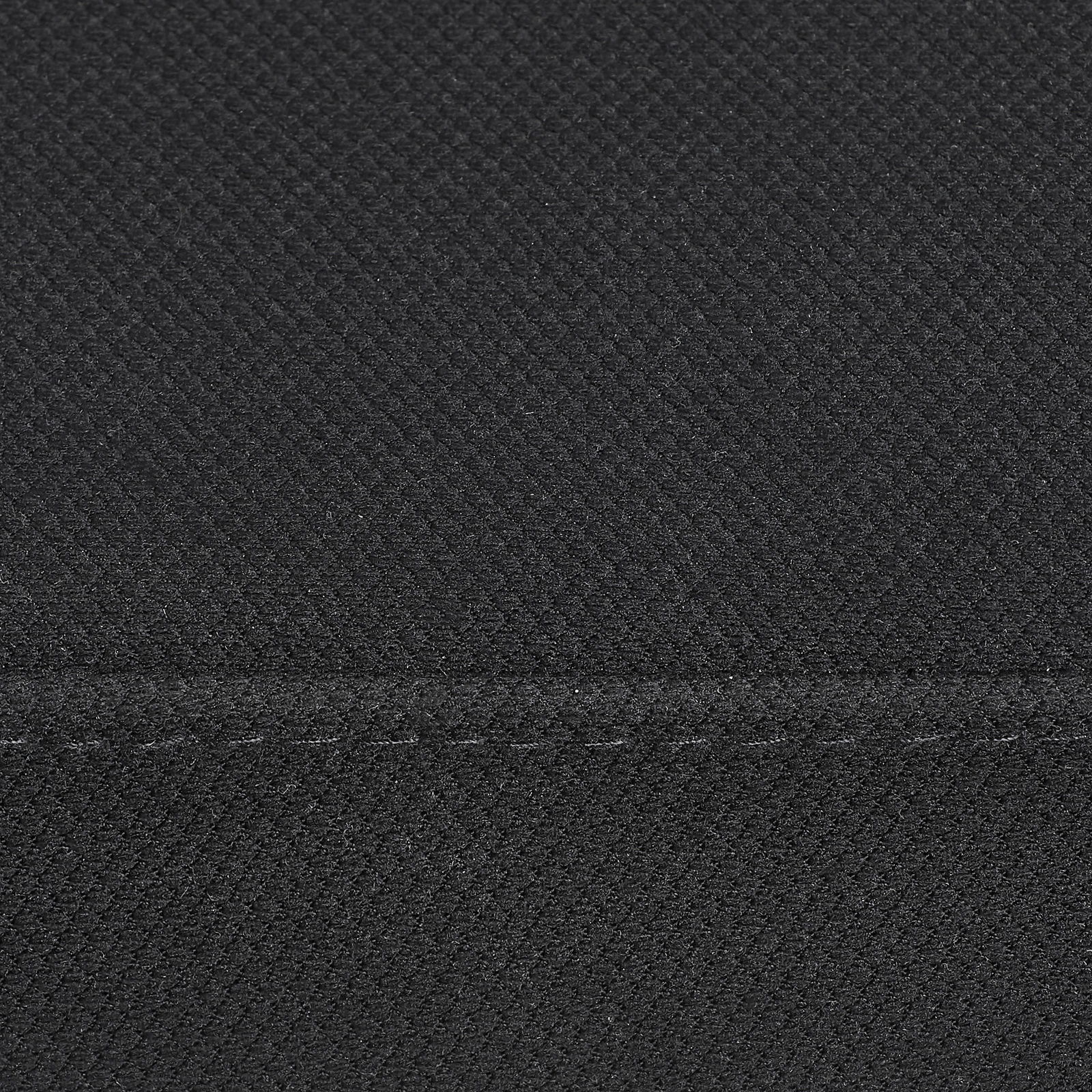 Nahaufnahme des schwarzen Stoffbezugs eines Drehstuhls, Detailansicht der Textur