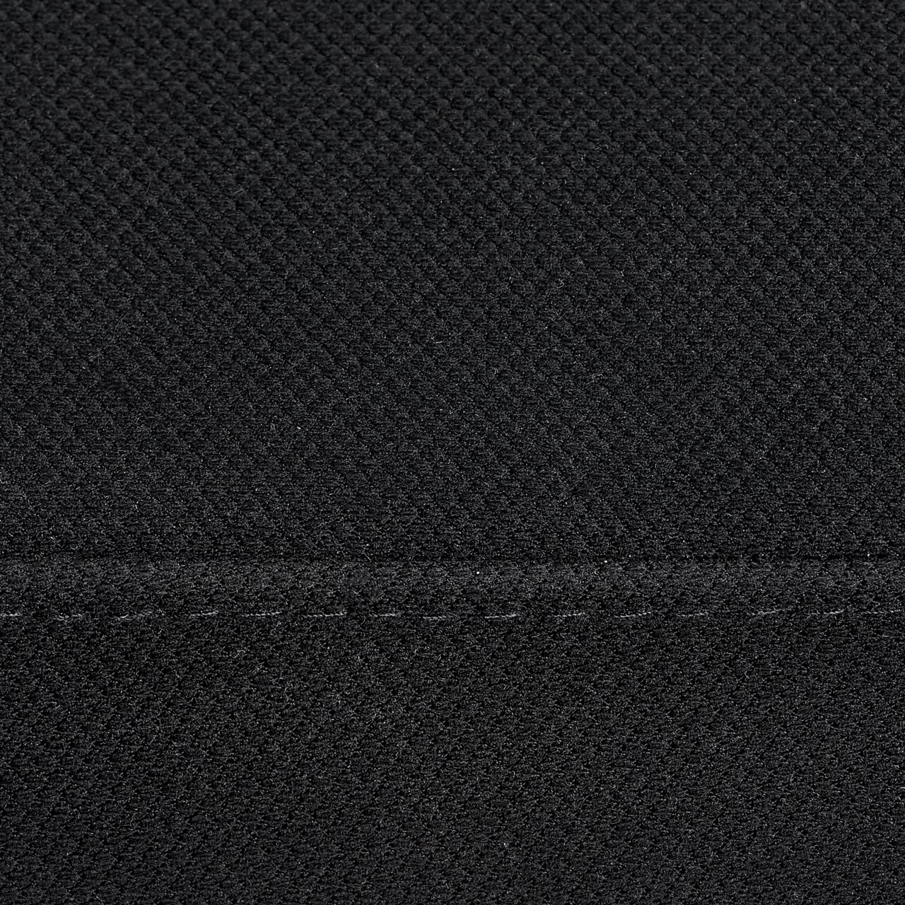 Nahaufnahme des schwarzen Stoffbezugs eines Drehstuhls, Detailansicht der Textur