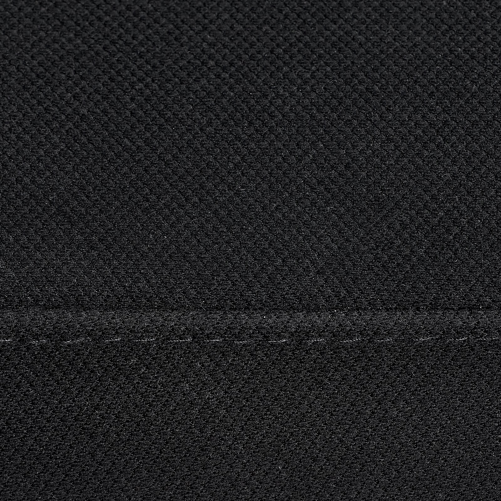 Close-up van de zwarte stoffen bekleding van een draaistoel, detailopname van de textuur
