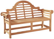 Holzbank mit geschwungener Rückenlehne und Armlehnen, seitliche Perspektive