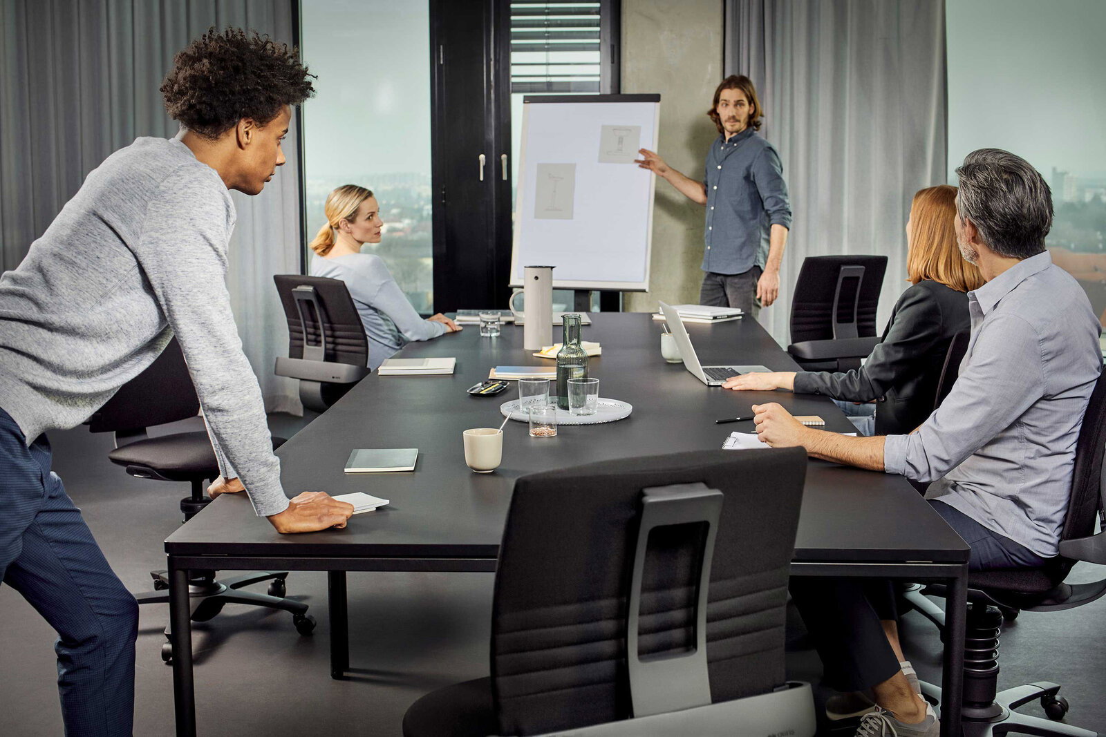 Moderne Bürostühle in einem Konferenzraum, seitliche Perspektive.