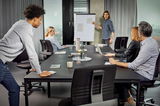 Moderne Bürostühle in einem Konferenzraum, seitliche Perspektive.