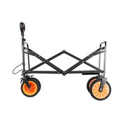 Seitenansicht eines elektrischen Bollerwagens Falko mit orangefarbenen Rädern und schwarzem Rahmen.