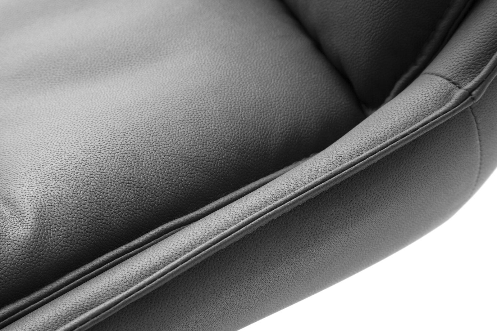 Nahaufnahme eines grauen, gepolsterten Stuhlsitzes aus Leder, seitliche Perspektive