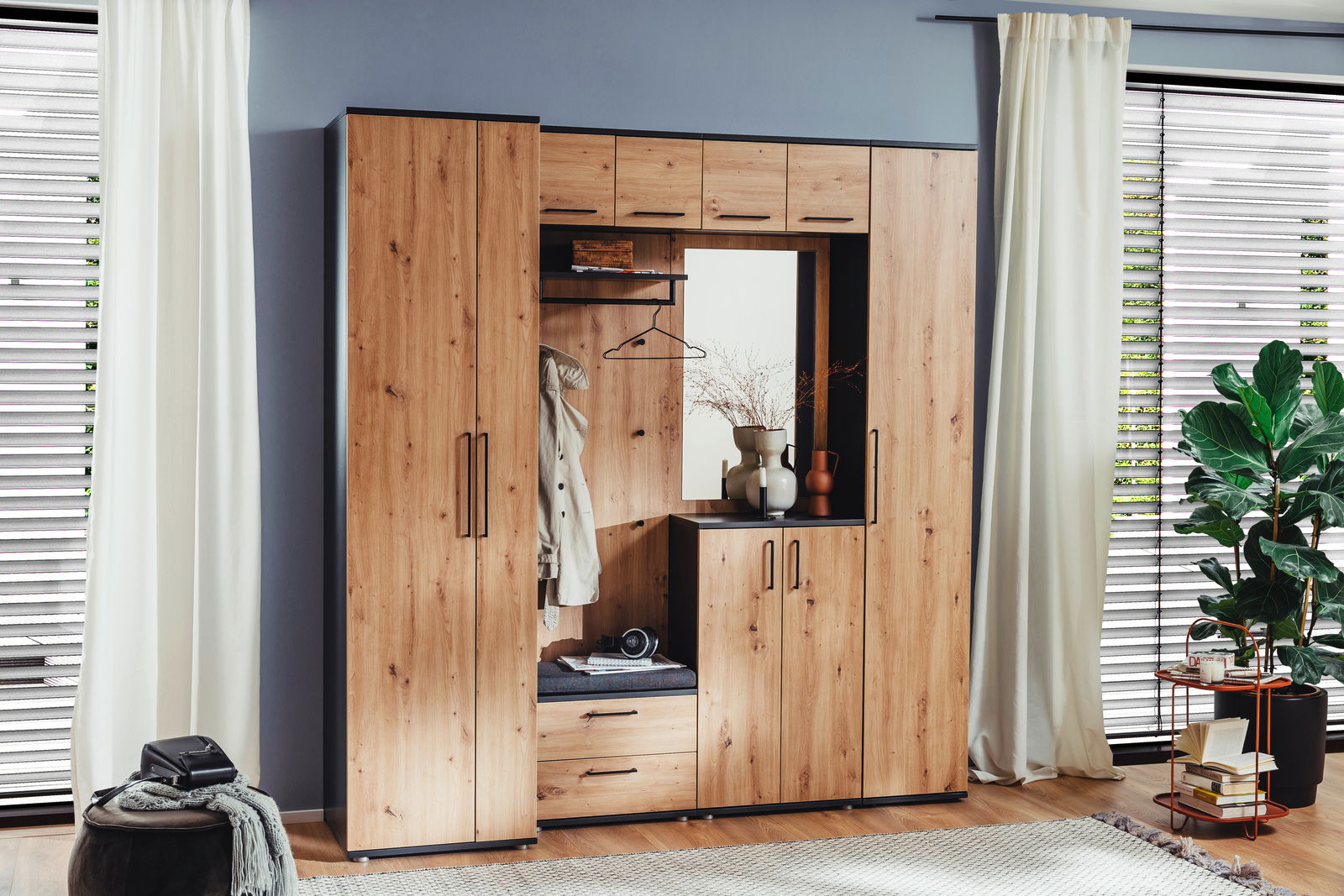 Moderano Vorschlagskombi Garderobe VARIADA Garderobenkombination aus Holz mit Schränken, Spiegel und Sitzbank, frontal fotografiert in einem modern eingerichteten Raum.