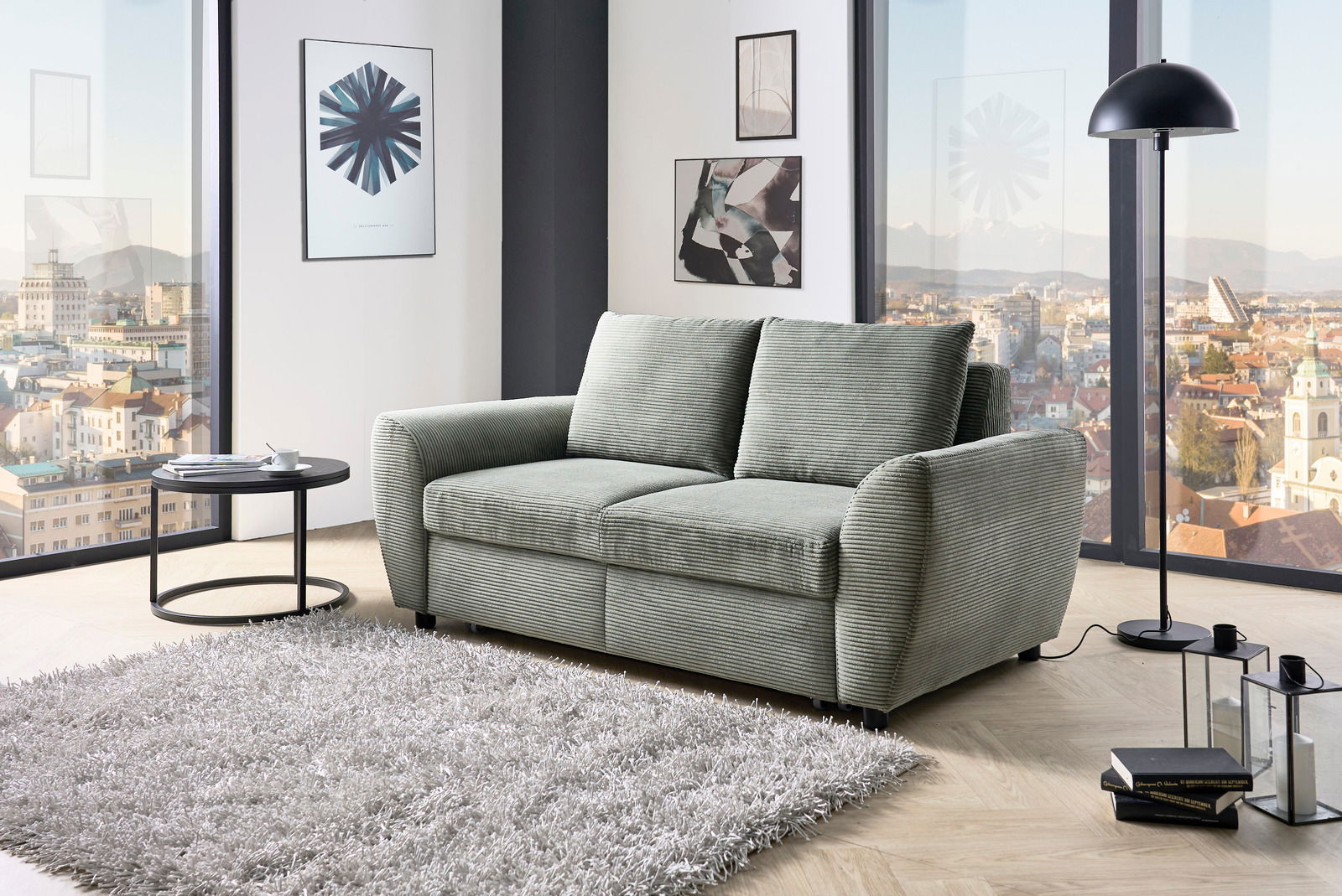 Modernes Funktionssofa in einem stilvollen Wohnzimmer mit Panoramablick, seitliche Perspektive