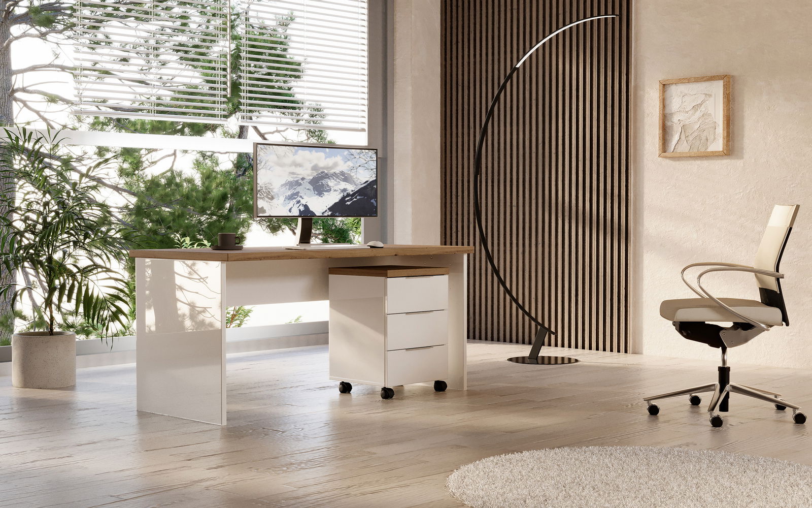 Moderner Schreibtisch mit Holzplatte und weißem Rollcontainer, seitliche Perspektive, in einem hellen Raum mit großen Fenstern und Pflanzen.