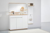 Moderne Garderobenkombination mit weißem Sideboard, großem Spiegel und Garderobenpaneel, seitliche Perspektive