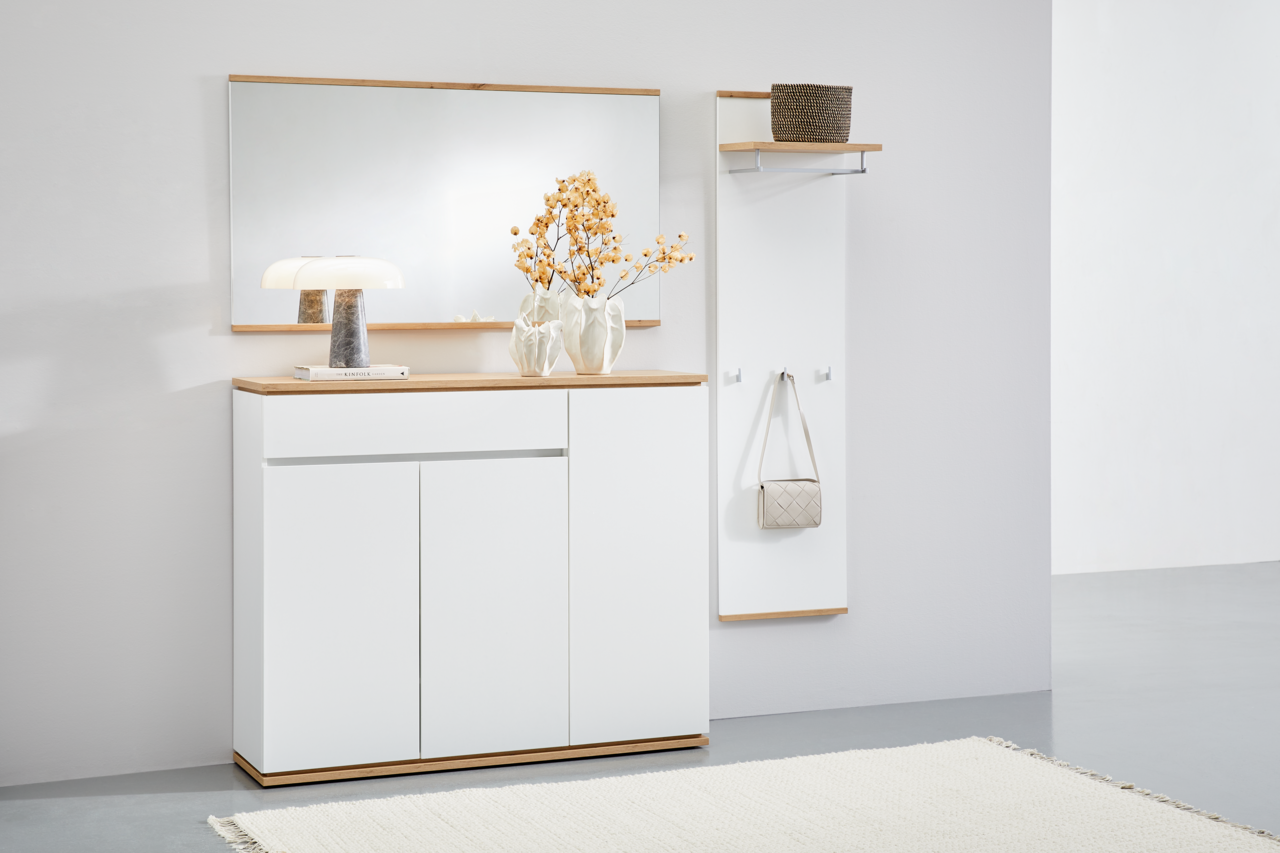 XORA XL-Spiegel YAMAEL Moderne Garderobenkombination mit weißem Sideboard, großem Spiegel und Garderobenpaneel, seitliche Perspektive