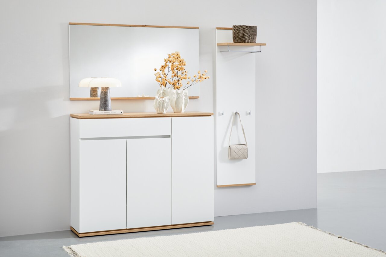 XORA Garderobenpaneel lang YAMAEL Moderne Garderobenkombination mit weißem Sideboard, großem Spiegel und Garderobenpaneel, seitliche Perspektive