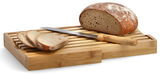 Brot-Schneidebrett aus Holz mit integriertem Messer und einem Laib Brot, seitliche Perspektive
