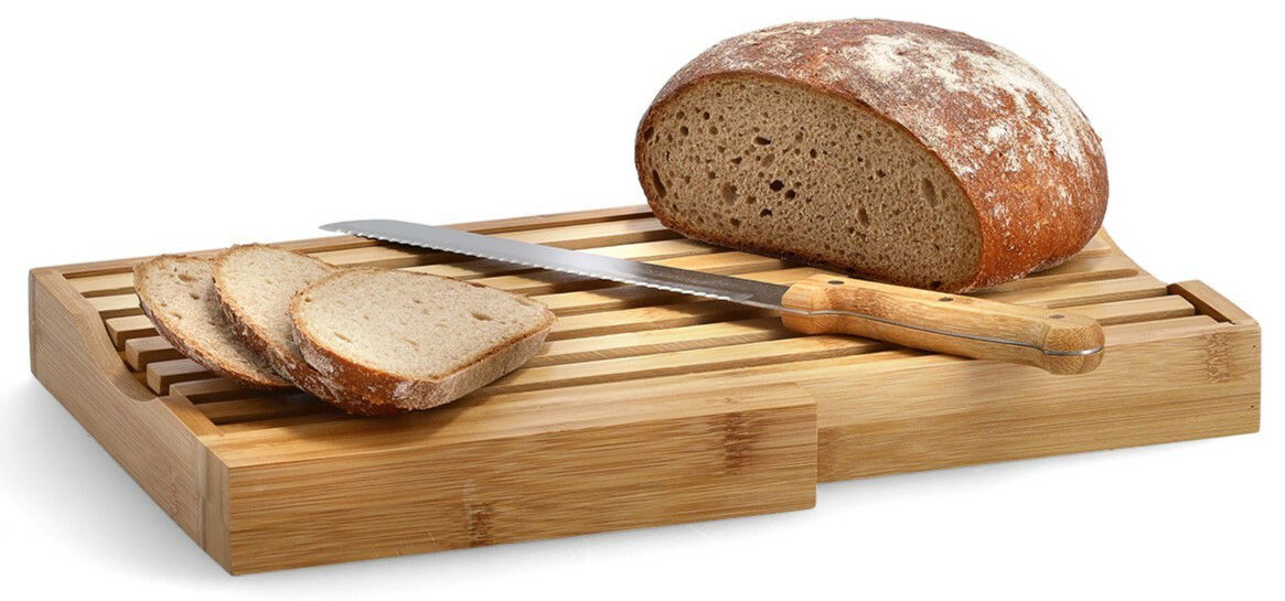 Brot-Schneidebrett aus Holz mit integriertem Messer und einem Laib Brot, seitliche Perspektive