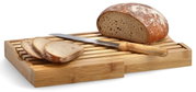 Brot-Schneidebrett aus Holz mit integriertem Messer und einem Laib Brot, seitliche Perspektive