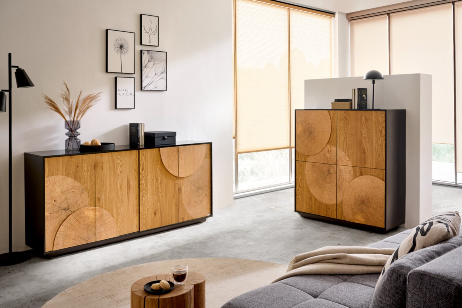Modernes Wohnzimmer mit zwei Holz-Sideboards in Schwarz-Holz-Optik mit markanter Stirnholz-Maserung, dekoriert mit Büchern und Vase, aufgenommen in frontaler Perspektive mit leichtem Winkel von rechts.
