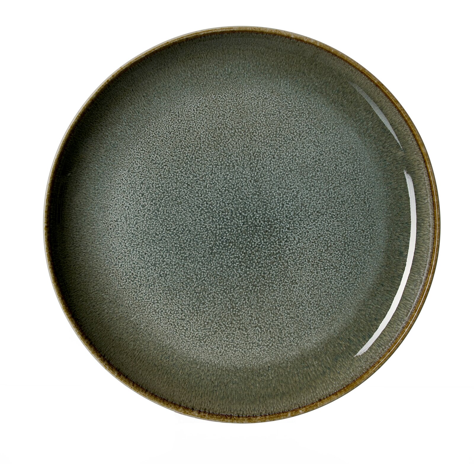Rond keramisch bord in grijs-groene spikkelglazuur met bruine rand, gefotografeerd van bovenaf (top-down) op witte achtergrond