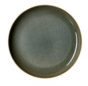 Rond keramisch bord in grijs-groene spikkelglazuur met bruine rand, gefotografeerd van bovenaf (top-down) op witte achtergrond