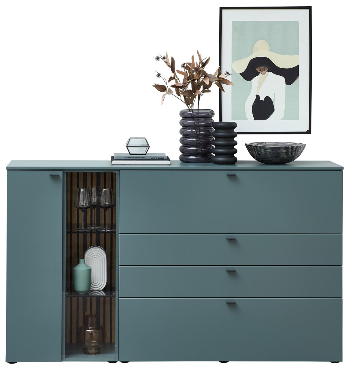 Modernes Sideboard in Blaugrün mit drei Schubladen und einer Glastür, dekoriert mit Vasen, Schalen und einem gerahmten Bild, Frontalansicht.