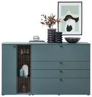 Modernes Sideboard in Blaugrün mit drei Schubladen und einer Glastür, dekoriert mit Vasen, Schalen und einem gerahmten Bild, Frontalansicht.