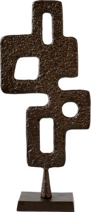 Abstract donkerbruin metalen sculptuur met geometrische openingen en een robuuste reliëfstructuur, in vooraanzicht op een rechthoekige voet