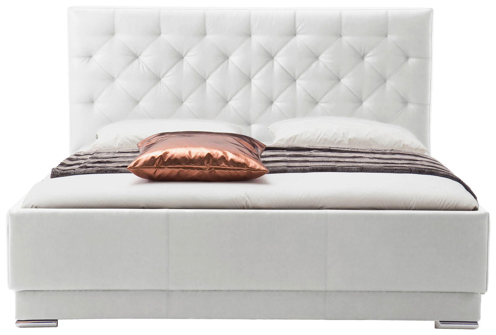 Frontale Ansicht eines eleganten Polsterbetts mit weißem, gestepptem Kopfteil und dekorativen Kissen.