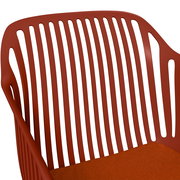 Roter Stapelsessel mit Lamellenrückenlehne, seitliche Perspektive
