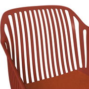 Roter Stapelsessel mit Lamellenrückenlehne, seitliche Perspektive